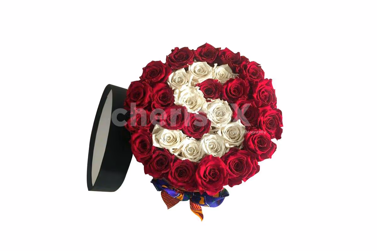 A combination of white and red roses to surprise your loved one.
