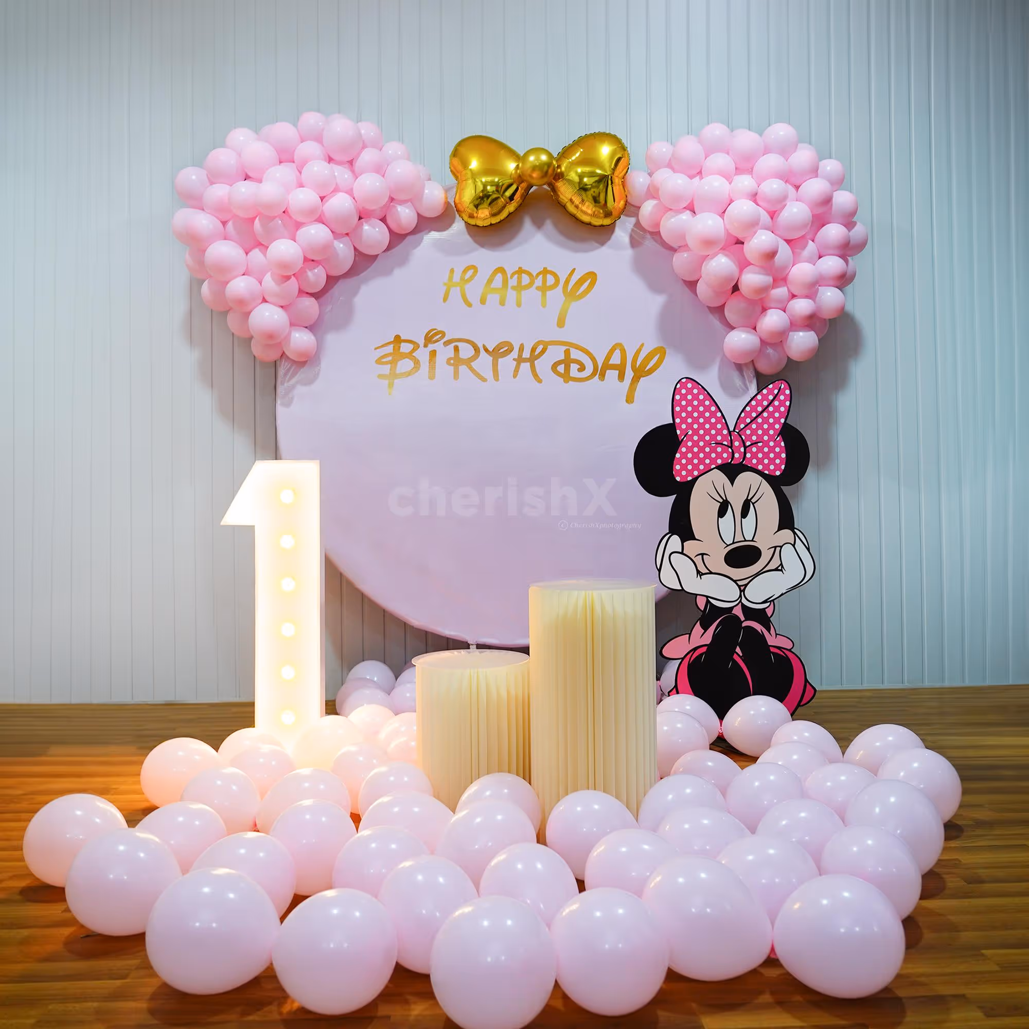 This decor consists of an elegant Ring stand and the charming Pink flex