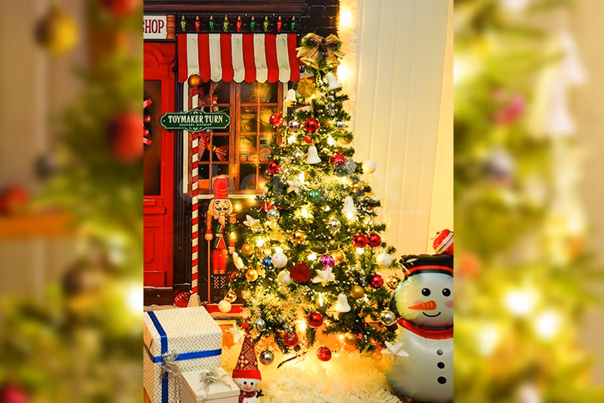 Lighten up your house with the stunning Christmas tree