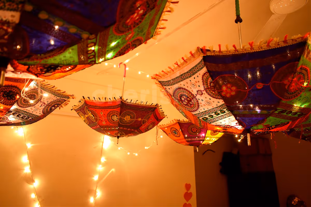 Umbrella decors along with lighting give the perfect festive vibes.