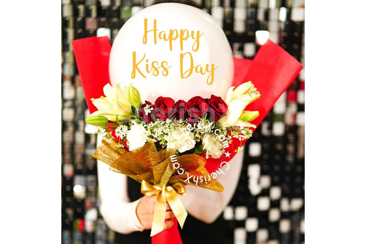Beautiful Romancing Roses Kiss Day Balloon Bouquet to brighten your loved one's day.