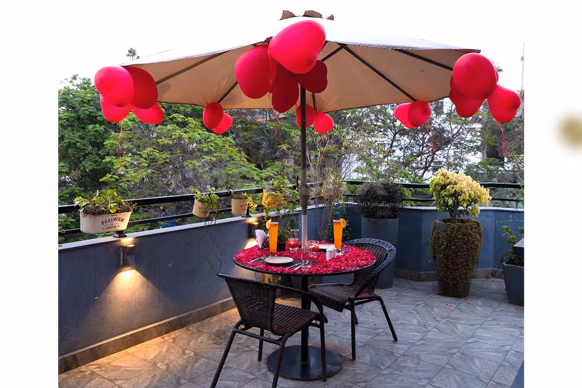 Valentine’s rooftop candlelight dinner table setup