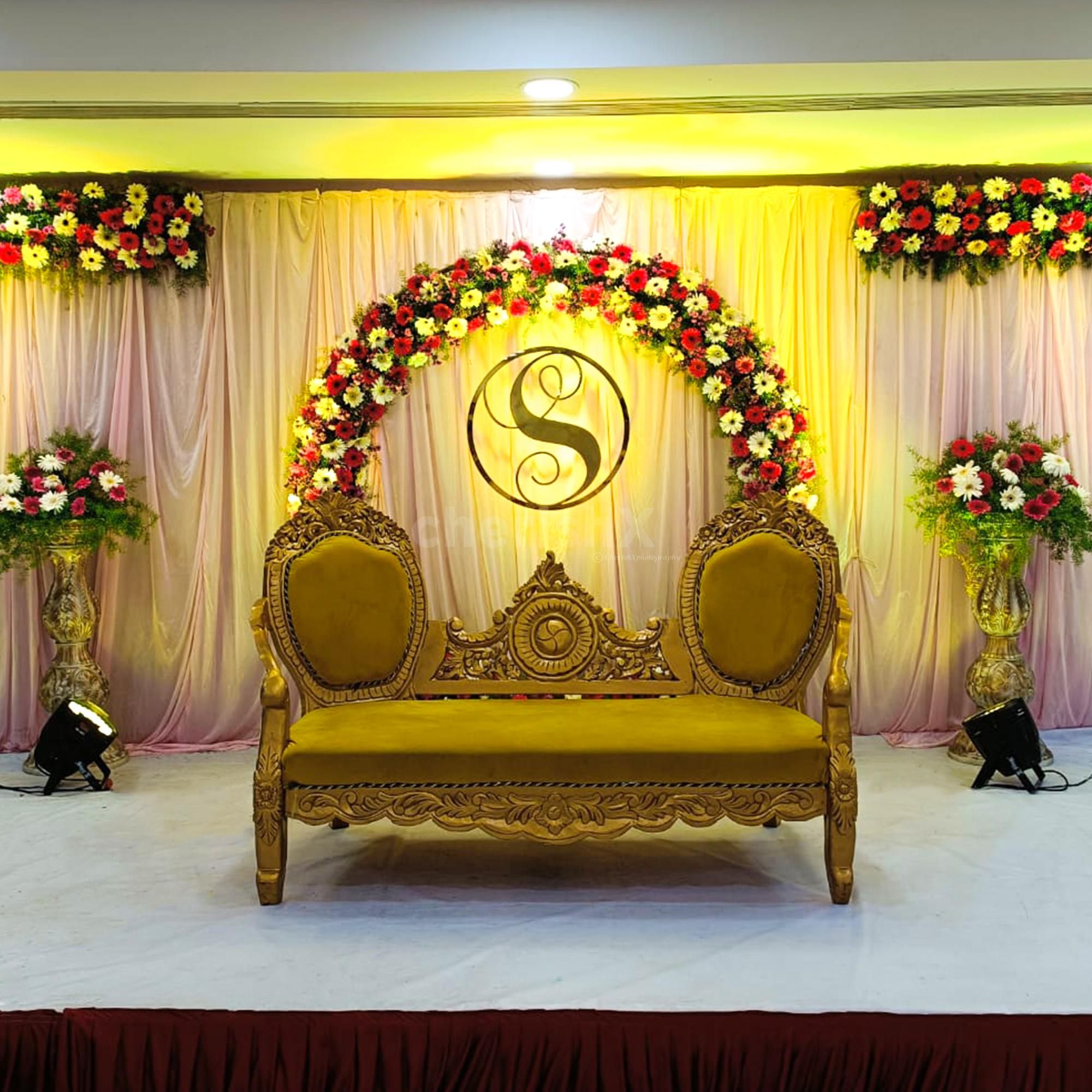 Perfect and elegant backdrop adorned with red and white flowers.