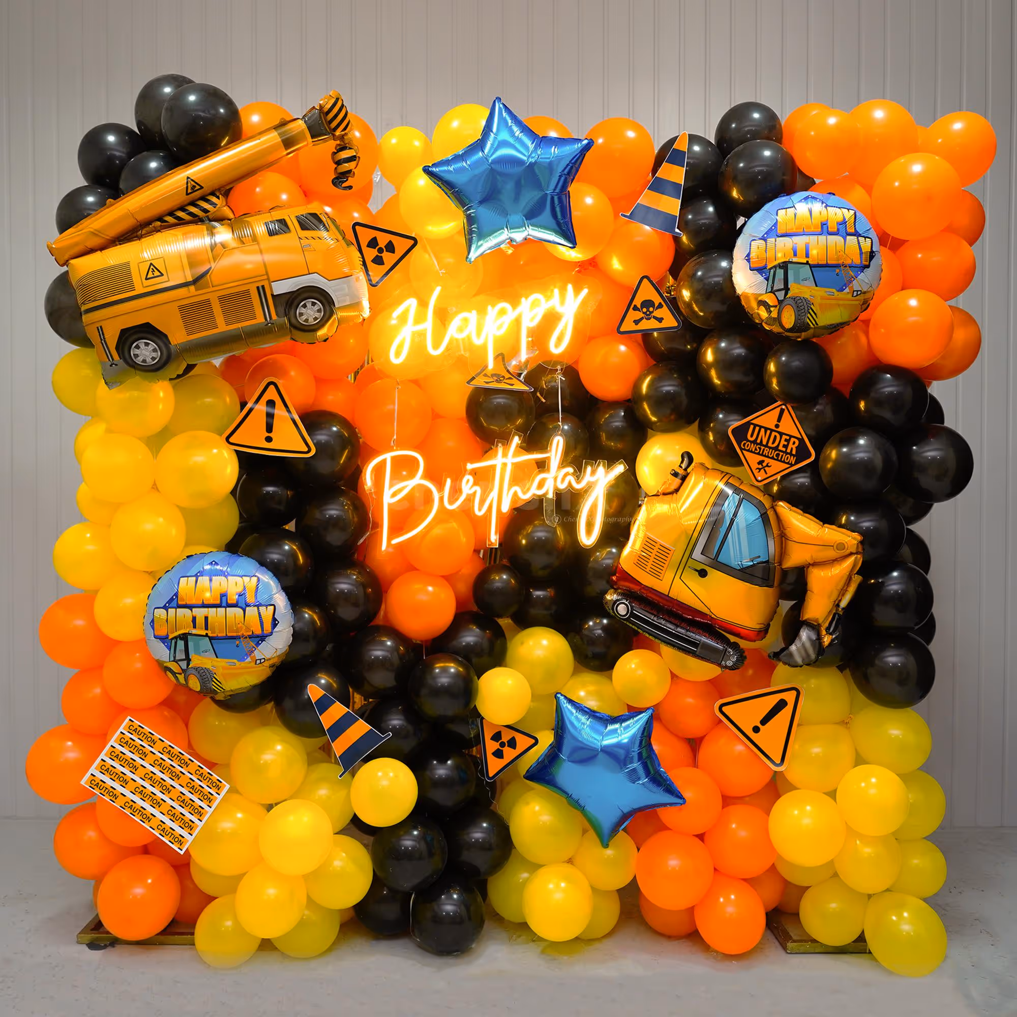 The theme foil balloons are attractive at the first sight.